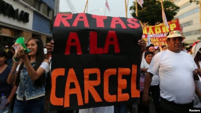 En Lima, la manifestación era pacífica, custodiada por la policía, y llegó a armar filas de unas nueve cuadras.