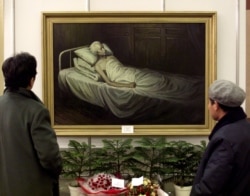 北京文革博物馆展示一幅描绘刘少奇临死时刻的画作（1998年11月23日））