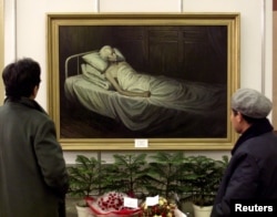 资料照片：北京文革博物馆展示一幅描绘刘少奇临死时刻的画作（1998年11月23日）