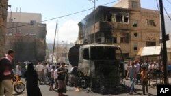 Sebuah truk minyak terbakar dalam pertempuran antara pemberontak Houthi dan milisi Sunni di kota Taiz, Yaman (25/6).