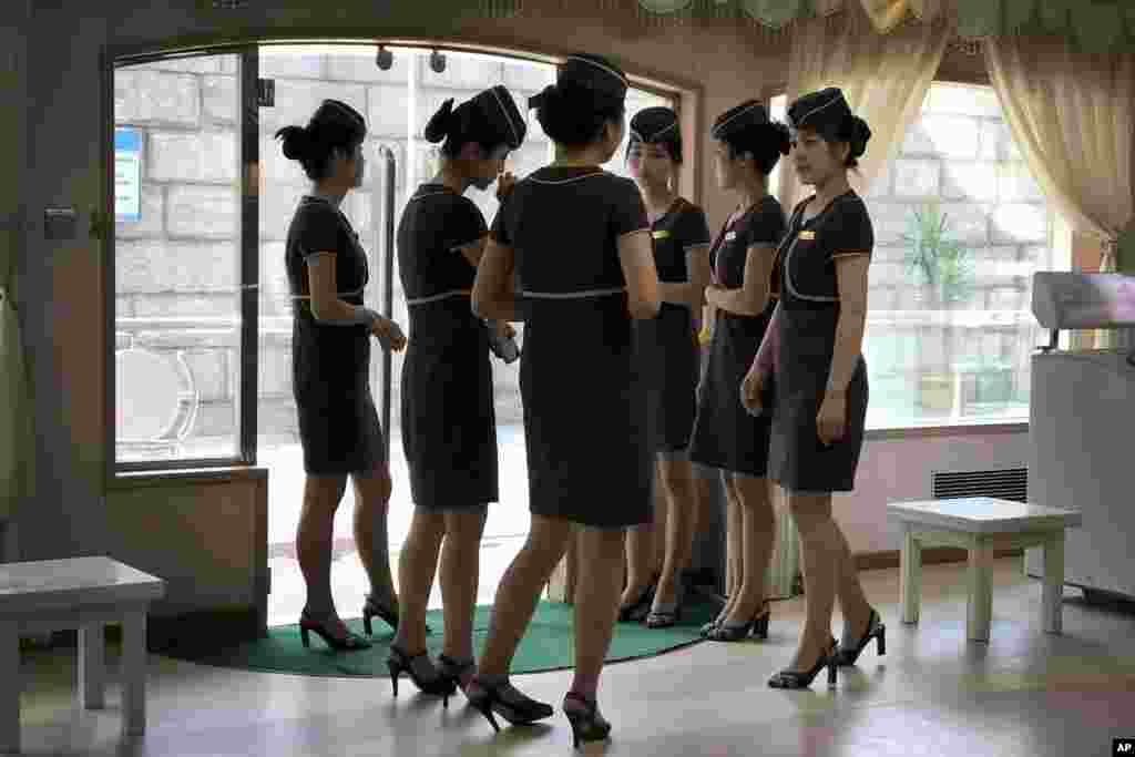 대동강 유람선 식당 종업원들이 입구에서 손님 맞을 준비를 하고 있다.