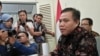 Kepala ORI DIY Budhi Masthuri menerangkan hasil pertemuan dengan Rektor UGM di kantornya, Selasa (8/1).(Foto:VOA/Nurhadi)