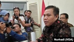 Kepala ORI DIY Budhi Masthuri menerangkan hasil pertemuan dengan Rektor UGM di kantornya, Selasa (8/1).(Foto:VOA/Nurhadi)