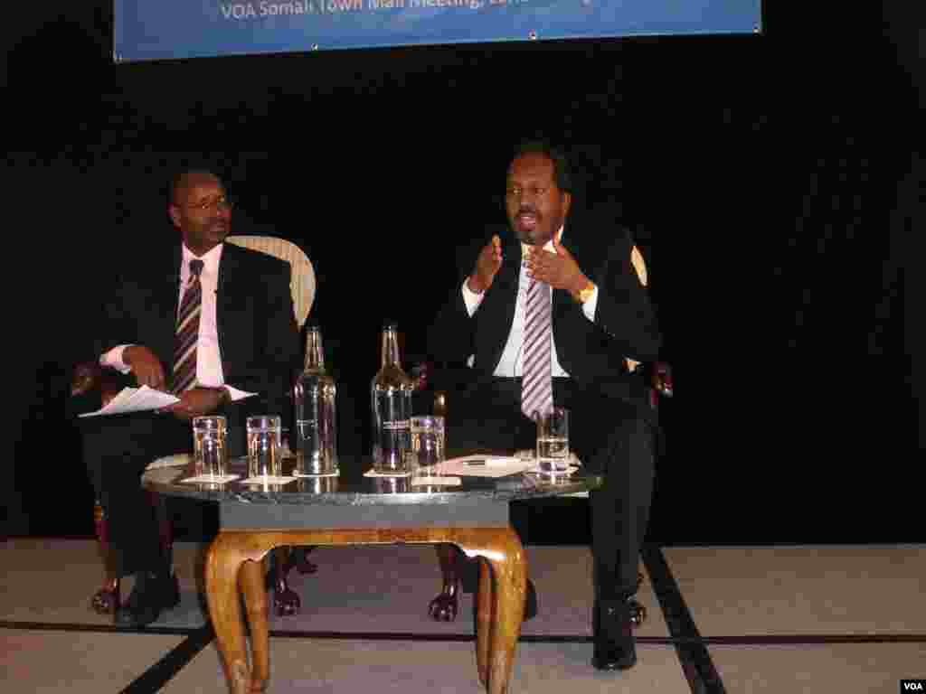 Madaxweyne Xasan Shiikh oo marti ku ah barnaamijka dhalinyarada ee "Waa Go'aankaaga"&nbsp; iyo Haruun Macruuf oo ka tirsan VOA oo Barnaamijka Daadihinaya.