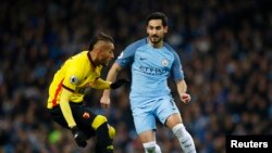 Le Citizen Ilkay Gundogan en action face à Roberto Pereyra, lors de la rencontre Manchester City - Watford le 14 decembre 2016 à l'Etihad Stadium 