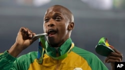 Le Sud-Africain Luvo Manyonga pose avec sa médaille en argent au terme des épreuves du saut en hauteur aux Jeux olympiques d’été à Rio de Janeiro, Brésil, 14 août 2016.