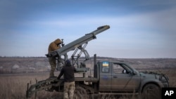Архівне фото від березня 2024 року: Українські військові готуються до пострілу з MLRS