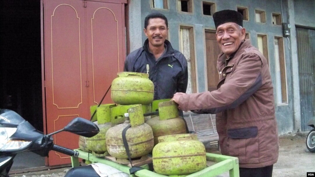 Reje Kampung Mendale Takengong Muhammad Amin bersama Aman Mude mengatakan pasokan gas elpiji 3 kg agar diprioritaskan. (VOA/Budi Nahaba)