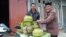 Reje Kampung Mendale Takengong Muhammad Amin bersama Aman Mude mengatakan pasokan gas elpiji 3 kg agar diprioritaskan. (VOA/Budi Nahaba)