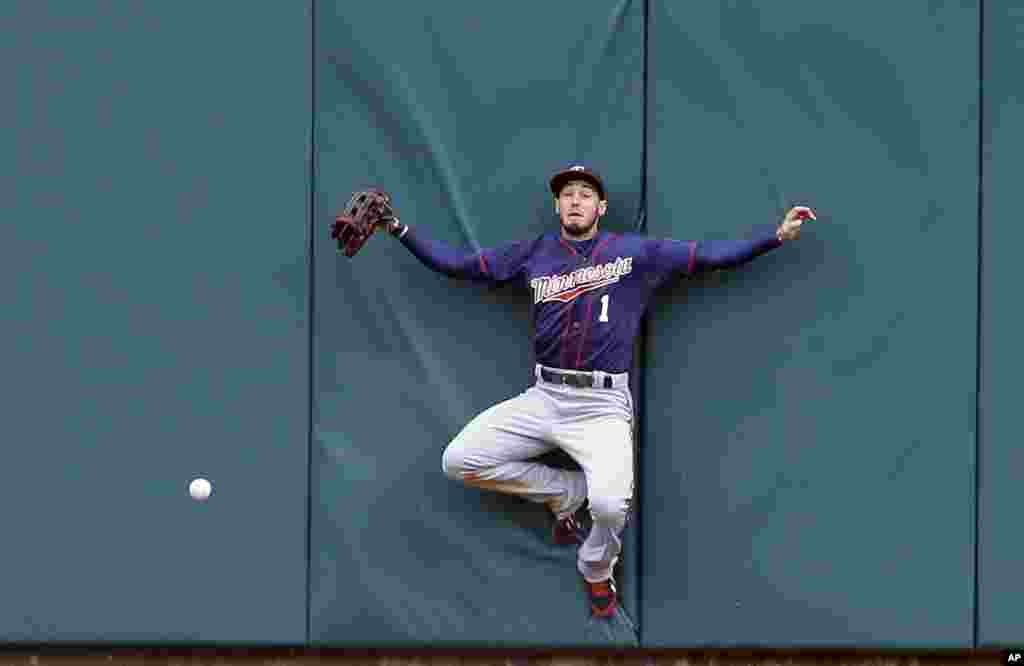 Minnesota Twins center fielder Jordan Schafer misplays the triple hit by Detroit Tigers&#39; Yoenis Cespedes during the sixth inning of an opening day baseball game in Detroit, Michigan, USA, April 6, 2015.