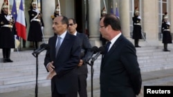 FILE - French President Francois Hollande, right, and Mauritania's President Mohamed Ould Abdel Aziz, Elysee Palace, Paris, Nov. 20, 2012.