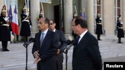 Le président François Hollande (à dr.) accueille son homologue mauritanien Mohamed Ould Abdel Aziz à l'Elysée (20 mov. 2012)