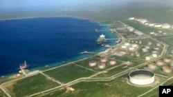 La terminal petrolera Bullenbaai en la costa de la isla holandesa de Curazao, el 24 de diciembre de 2016, cerca de Willemstad. (AP Foto/Dick Drayer)