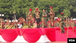 Presiden Joko Widodo mengenakan baret merah Kopassus di Mabes TNI, Jakarta hari Kamis 16 April 2015 (VOA/Andylala).