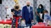 Presiden Joe Biden dan ibu negara Jill Biden bersama anak-anak yang dirawat di Children's National Hospital di Washington, DC Jumat (24/12). 