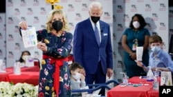 Presiden Joe Biden dan ibu negara Jill Biden bersama anak-anak yang dirawat di Children's National Hospital di Washington, DC Jumat (24/12). 