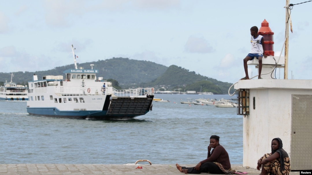 Một chiếc tàu tiến đến Dzaoudzi, một xã trên đảo Mayotte 