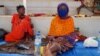 Des femmes déplacées sont assises sur des nattes à Pemba après avoir fui une attaque revendiquée par des insurgés liés à l'État islamique contre la ville de Palma au Mozambique, le 2 avril 2021.