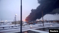 乌克兰无人机袭击了俄罗斯梁赞州的一家炼油厂造成大火和浓烟。（2024年3月13日）