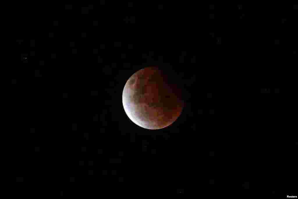 La Superluna de Sangre durante el eclipse lunar en el cielo de Sidney, Australia.