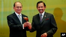 Presiden Burma Thein Sein (kiri) menerima palu dari Sultan Brunei Hassanal Bolkiah untuk menjadi tuan rumah KTT ASEAN setahun mendatang, Kamis (10/10).