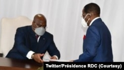 "Informateur" Modeste Bahati Lukwebo (D) apesi président Félisekedi (C) mokanda ya bilembo ya mosala asili, na Kinshasa, RDC, 28 janvier 2021. (Twitter/Présidence RDC)