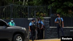 Policías nicaragüenses vigilan la entrada de la casa de la líder opositora Cristiana Chamorro luego de que fiscales buscaran su arresto por lavado de activos y otros delitos, según autoridades judiciales, en Managua, el 2 de junio de 2021.