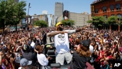 La parade des Cavaliers à Cleveland après leur victoire en finale de la NBA 2016.