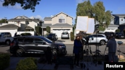 媒体人员在科尔·托马斯·艾伦位于加利福尼亚州托伦斯市的住宅外面工作。（2026年4月26日）