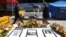位於首爾的日本駐韓國大使館附近陳列著已故韓國慰安婦的肖像。 （2021年4月21日）