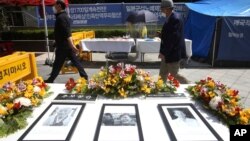 位于首尔的日本驻韩国大使馆附近陈列着已故韩国慰安妇的肖像。（2021年4月21日）