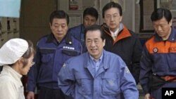 日本首相菅直人访问灾区一处避难所