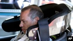 Jacques Villeneuve, Kanada, saat latihan untuk persiapan berlaga di NASCAR Sprint Cup Series di Sonoma, California, 21 Juni 2013 (Foto: dok).