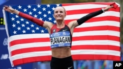 Shalane Flanagan de EE.UU. ganó la Maratón de Nueva York, el domingo, 5 de noviembre de 2017, poniendo fin a una racha de 40 años sin que una atleta estadounidense ocupara el primer puesto.