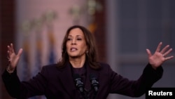 La candidata presidencial demócrata y vicepresidenta de Estados Unidos, Kamala Harris, pronuncia un discurso en el que reconoce la victoria del presidente electo Trump en las elecciones presidenciales, el 6 de noviembre de 2024, en la Universidad Howard en Washington DC.