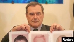 El fiscal de Palermo, Pietro Grasso, muestra los retratos de otros jefes mafiosos, entre ellos Bernardo Provenzano, el "padrino" de la mafia siciliana.