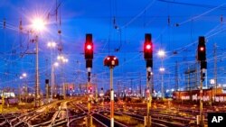 지난 2018년 독일 철도노조연맹이 전국적으로 파업에 들어간 뒤 프랑크푸르트의 철도 신호등에 빨간 불이 켜져 있다. 