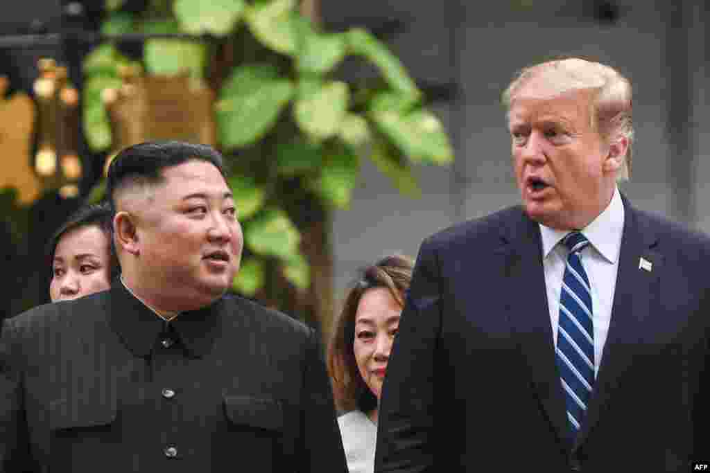 美國總統特朗普和北韓領導人金正恩結束一對一會談後，在會場外散步。