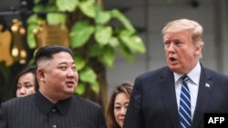 Presiden AS Donald Trump (kanan) dan Pemimpin Korea Utara Kim Jong-un saat jeda KTT II di Hotel Sofitel Legend Metropole, Hanoi, Vietnam, 28 Februari 2019. 