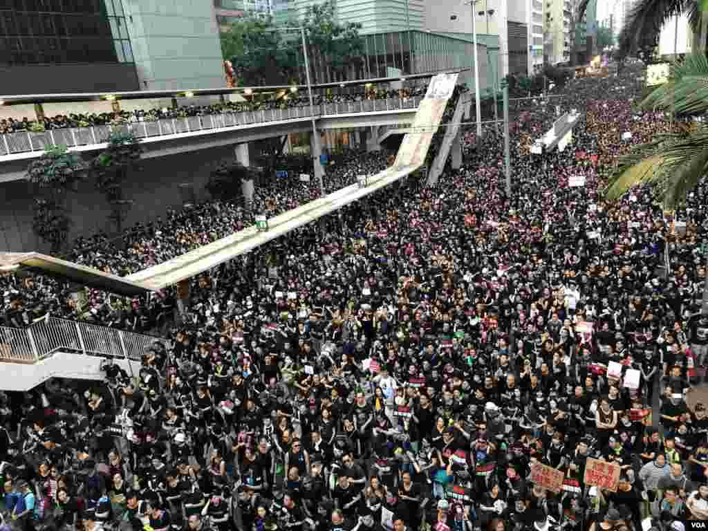 香港6-16黑色反送中大遊行逼爆香港島多條主要幹道，警察總部對開的馬路大批遊行人士向警方喝倒采。（美國之音湯惠芸拍攝）