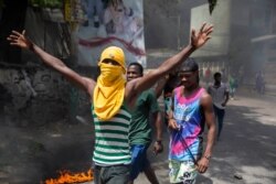La gente protesta contra el asesinato del presidente haitiano Jovenel Moise cerca de la comisaría de policía de Petion Ville en Port-au-Prince, Haití, el jueves 8 de julio de 2021.