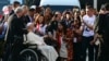 O Papa Francisco saúda os fiéis à sua chegada à Catedral de Jacarta, em Jacarta, a 4 de setembro de 2024.