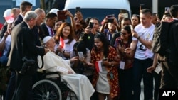 O Papa Francisco saúda os fiéis à sua chegada à Catedral de Jacarta, em Jacarta, a 4 de setembro de 2024.