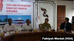 Pelaksana Harian Ketua Umum PMI Ginanjar Kartasasmita (tengah) sedang menjelaskan rumah sakit Indonesia di Rakhine yg mulai dibangun MER C. (Fathiyah/VOA)