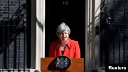 Al anunciar su renuncia, Theresa May dijo que fungirá como primera ministra en funciones hasta que se nombre a un sucesor, un proceso que podría demorarse varias semanas.