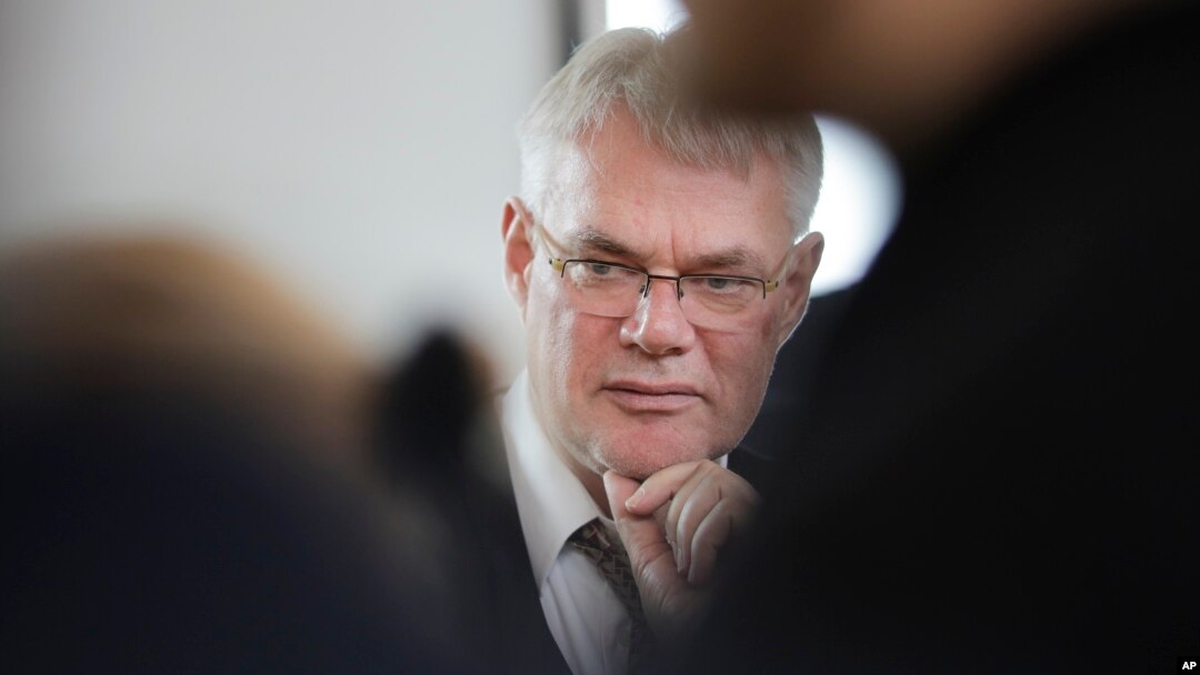 Cornelius Nestler, pengacara Hubert Zafke, memberikan keterangan kepada media di Neubrandenburg, Jerman (foto: dok).