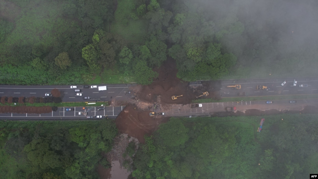 Vista aérea del colapso de un drenaje debajo de la carretera Palin-Escuintla debido a las fuertes lluvias en Palin, cerca de la Ciudad de Guatemala, el 16 de junio de 2024.