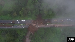 Vista aérea del colapso de un drenaje debajo de la carretera Palin-Escuintla debido a las fuertes lluvias en Palin, cerca de la Ciudad de Guatemala, el 16 de junio de 2024.
