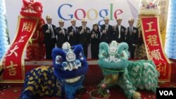 Representantes del gobierno de Hong Kong y ejecutivos de Google celebran el convenio del nuevo centro de información.