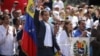 Pemimpin oposisi Venezuela Juan Guaido menyapa pendukungnya dalam aksi demonstrasi oposisi di Caracas, Venezuela, Sabtu (2/2).